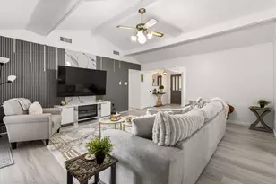 2011 Bay Oaks Dr, Arlington, TX 76012 - Photo 3