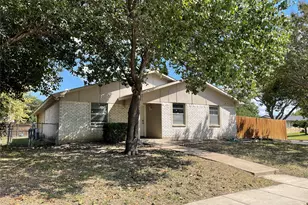 702 Pinehill Ln, Grand Prairie, TX 75052 - Photo 17