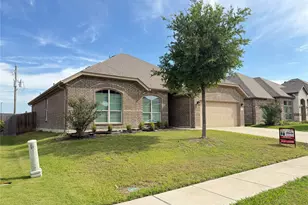 637 Peach Ln, Burleson, TX 76028 - Photo 3