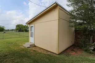 303 David Davis Dr, McGregor, TX 76657 - Photo 21