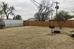 604 S Cedar St, Seymour, TX 76380 - Photo 3