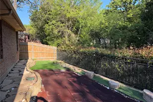 2525 Creek Villas Dr, Bedford, TX 76022 - Photo 9