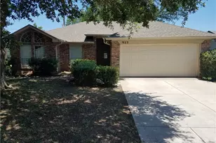 923 Packard Dr, Arlington, TX 76001 - Photo 1