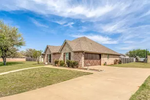 3901 Bonita Ct, Granbury, TX 76049 - Photo 3
