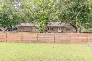 904 Sherman St, Tioga, TX 76271 - Photo 5