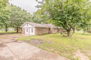 904 Sherman St, Tioga, TX 76271 - Photo 3