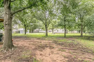 904 Sherman St, Tioga, TX 76271 - Photo 9