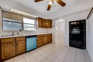 3711 E Devonshire Ct, Irving, TX 75062 - Photo 5