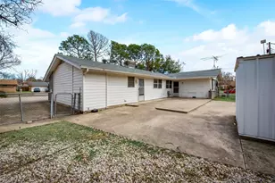 3711 E Devonshire Ct, Irving, TX 75062 - Photo 17