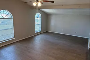 829 Pinoak Dr, Grand Prairie, TX 75052 - Photo 3