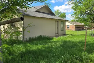 800 N 4th St, Sanger, TX 76266 - Photo 3