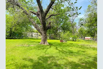 801 N Douglas Avenue, Cleburne, TX 76033 - Photo 27