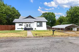 611 Cherry St, Bowie, TX 76230 - Photo 31