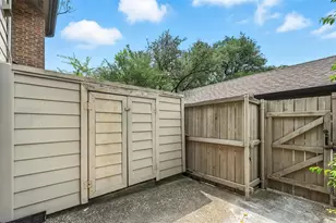 9910 Royal Ln, Dallas, TX 75231 - Photo 23