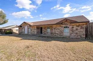 2001 San Jacinto Dr, Arlington, TX 76012 - Photo 3