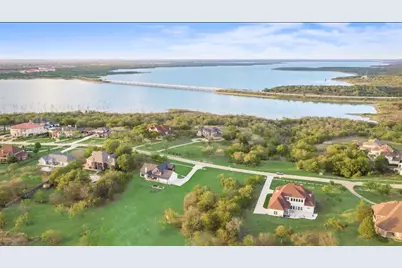 1016 Mallard Pointe Drive, Grand Prairie, TX 75104 - Photo 3