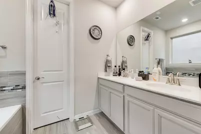 1923 Livingston Road, Irving, TX 75062 - Photo 11