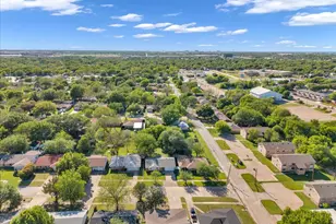 905 SE 3rd St, Grand Prairie, TX 75051 - Photo 1