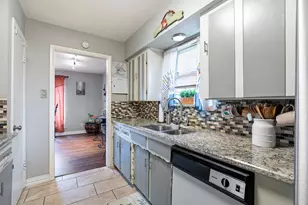 353 Brook Hollow Dr, DeSoto, TX 75115 - Photo 3