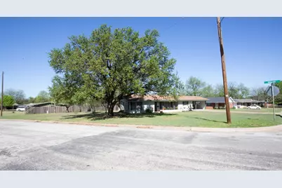 914 Fairview Street, Graham, TX 76450 - Photo 17