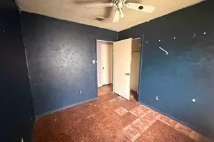 1814 SE 14th St, Grand Prairie, TX 75051 - Photo 3