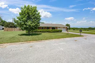 1312 Rock St, Bowie, TX 76230 - Photo 3