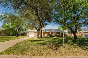 1304 Sycamore St, Breckenridge, TX 76424 - Photo 1