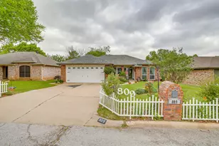809 Castleview Dr, Arlington, TX 76001 - Photo 1