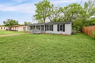 203 S Lancaster St, Granbury, TX 76048 - Photo 3