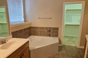 687 Morgan Dr, Grand Prairie, TX 75052 - Photo 15