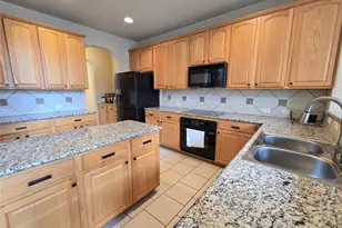 687 Morgan Dr, Grand Prairie, TX 75052 - Photo 9