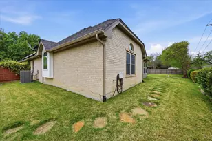 1616 Oak Creek Dr, Hurst, TX 76054 - Photo 35