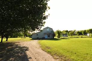 31 Rogers Cir, Krum, TX 76249 - Photo 3