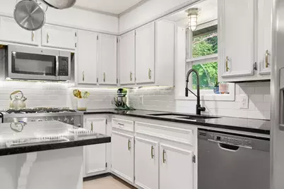 704 W Elizabeth Drive, Robinson, TX 76706 - Photo 9