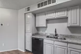 2300 Bamboo Dr, Arlington, TX 76006 - Photo 9