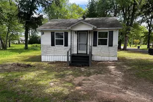 379 S Center St, Gladewater, TX 75647 - Photo 1