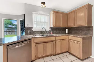 2828 Linden Ln, Grand Prairie, TX 75052 - Photo 9