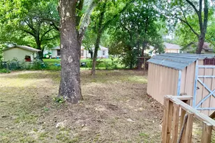 1109 N Howeth St, Gainesville, TX 76240 - Photo 9