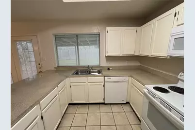 2514 Livingston Lane, Grand Prairie, TX 75052 - Photo 9