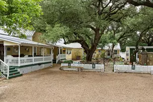 1002 W Pearl St, Granbury, TX 76048 - Photo 3