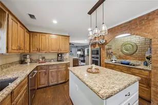 603 Country Club Cir, Athens, TX 75751 - Photo 7