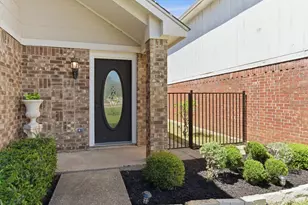 910 S Old Orchard Ln, Lewisville, TX 75067 - Photo 3