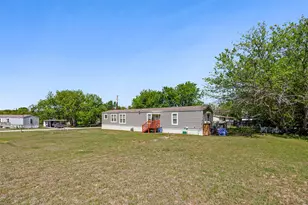 707 Sun Ct, Granbury, TX 76049 - Photo 3