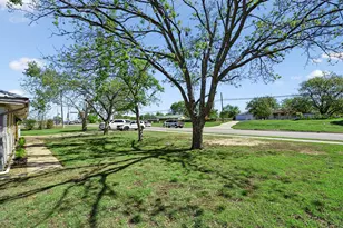913 N Main St, Springtown, TX 76082 - Photo 25