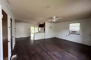 320 S Manson St, Wolfe City, TX 75496 - Photo 11