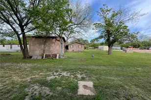 320 S Manson St, Wolfe City, TX 75496 - Photo 9