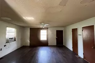 320 S Manson St, Wolfe City, TX 75496 - Photo 13