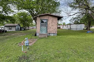 320 S Manson St, Wolfe City, TX 75496 - Photo 29