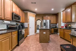 611 Laura Ln, Grand Prairie, TX 75052 - Photo 15