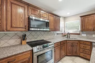 340 Merced St, Burleson, TX 76028 - Photo 17